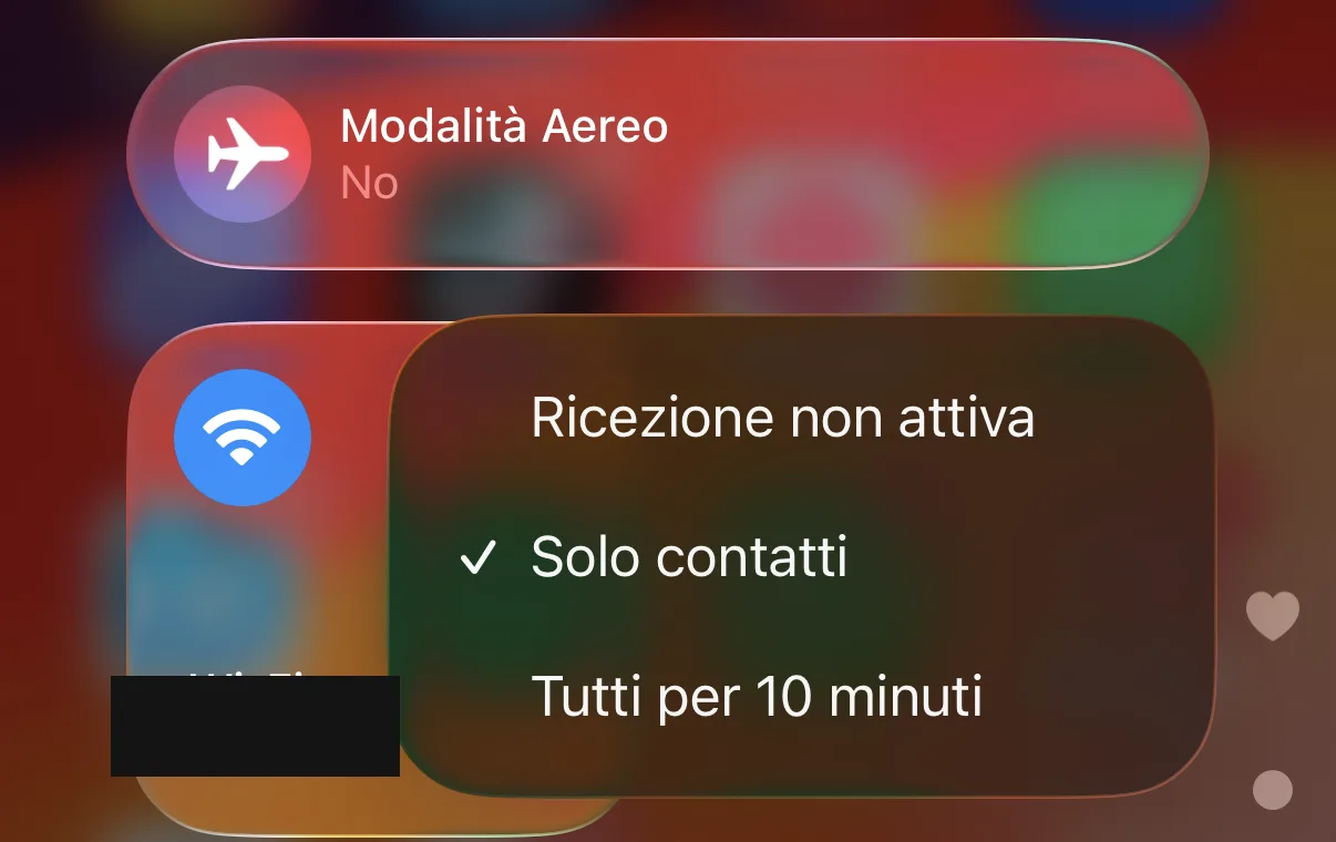 Il Centro di Controllo di iPhone con il riquadro AirDrop aperto e le tre opzioni visibili (Ricezione non attiva, Solo contatti, Tutti per 10 minuti)