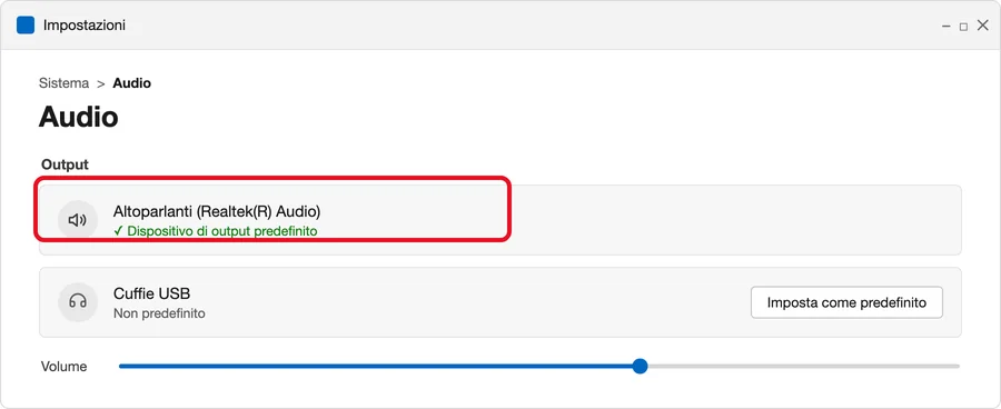 Impostazioni → Sistema → Audio, sezione Output: l'elenco dei dispositivi di uscita con quale è impostato come predefinito. Illustrazione ricostruita, non uno screenshot reale.