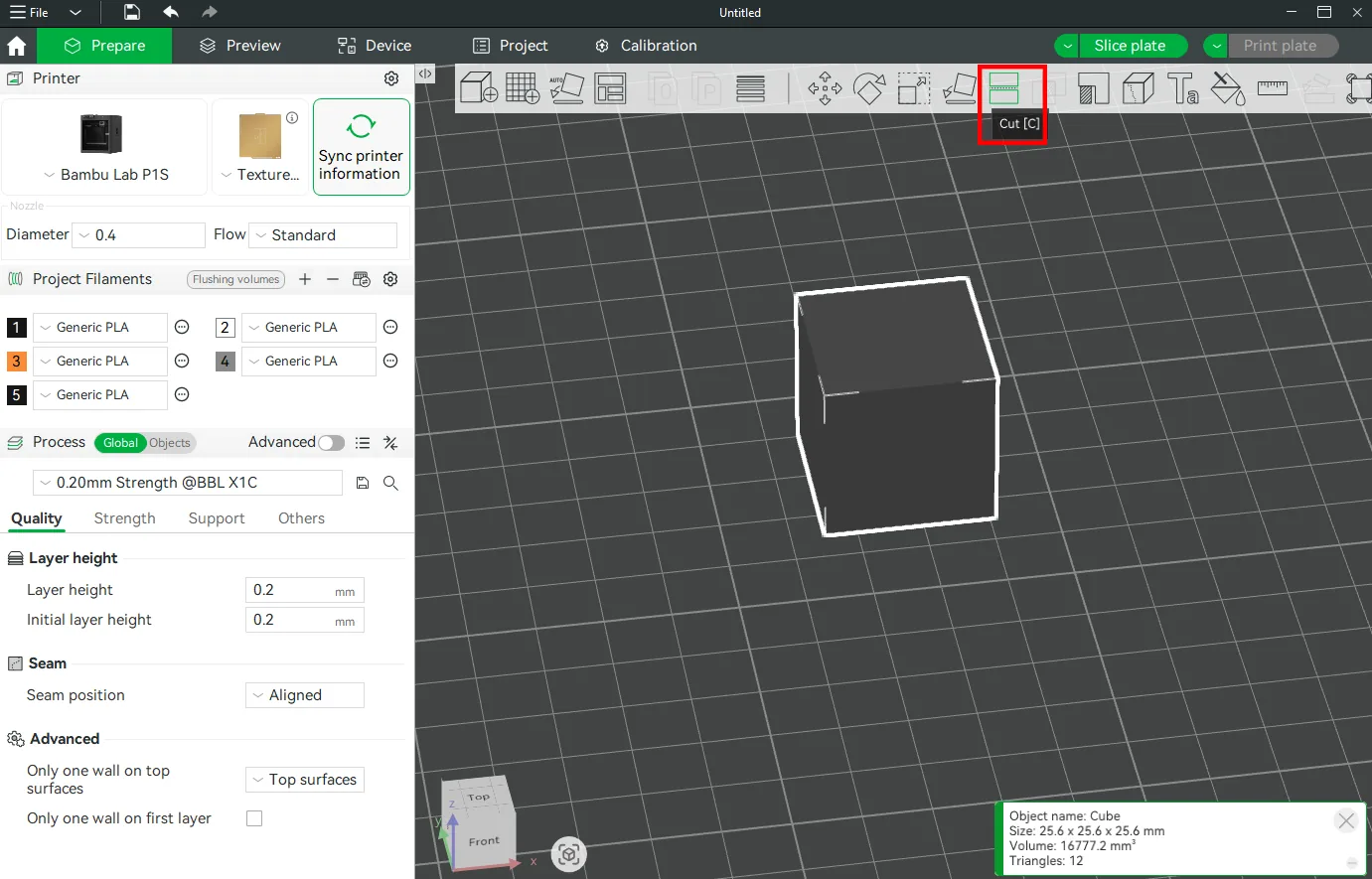 La schermata principale di Bambu Studio: un modello sul piatto virtuale e la barra degli strumenti in alto, con il pulsante Taglia (Cut) evidenziato in rosso — screenshot ufficiale Bambu Lab, dal wiki del programma