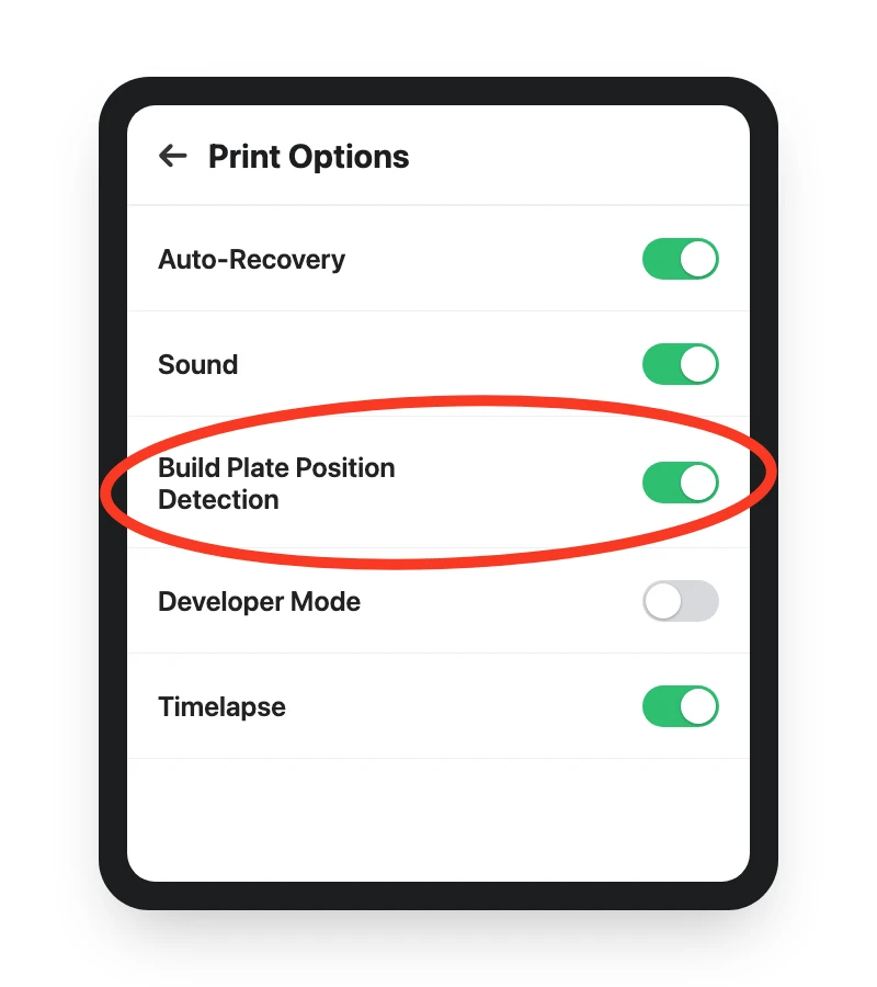 La voce «Build Plate Position Detection» nel menu Print Options dello schermo touch (illustrazione ricostruita: le pagine ufficiali del wiki Bambu Lab citate come fonte non erano raggiungibili in questa sessione per uno screenshot reale)