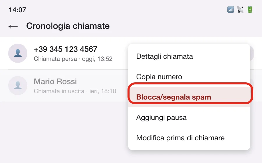 Illustrazione ricostruita dell'app Telefono su Android, con il menu contestuale su una chiamata aperto e la voce Blocca/segnala spam cerchiata in rosso