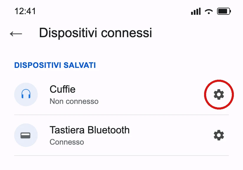 Illustrazione ricostruita: Impostazioni Android, Dispositivi connessi > Dispositivi salvati, con l'icona Impostazioni cerchiata accanto alle cuffie