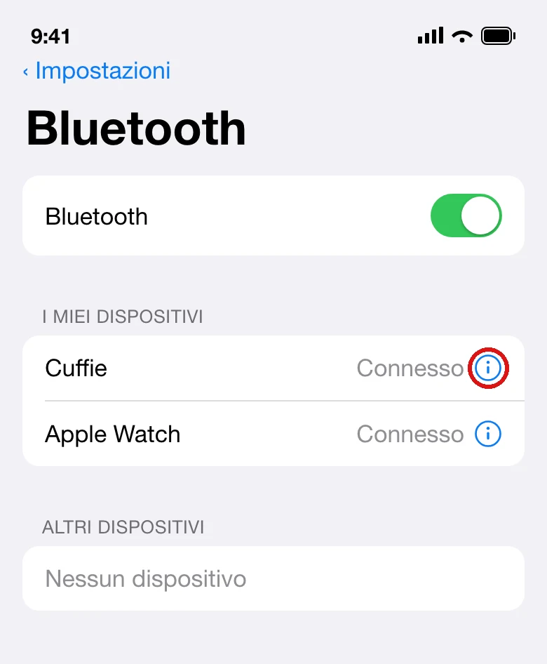 Illustrazione ricostruita: Impostazioni iPhone, Bluetooth, con le cuffie «Connesso» e l'icona Altre info ("i") cerchiata accanto