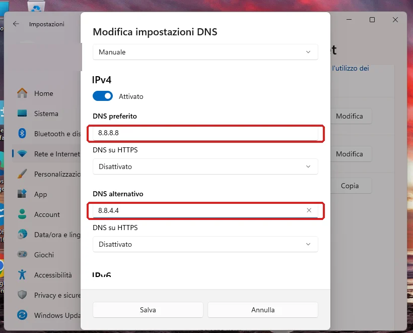 Impostazioni di rete di Windows 11, finestra «Modifica impostazioni DNS» dopo aver scelto Manuale, con i campi DNS preferito e DNS alternativo cerchiati