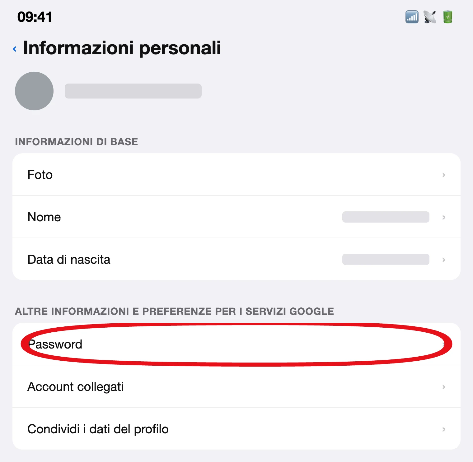 La sezione Informazioni personali nell'app Gmail per iPhone, con la voce Password sotto «Altre informazioni e preferenze per i servizi Google» (illustrazione ricostruita)