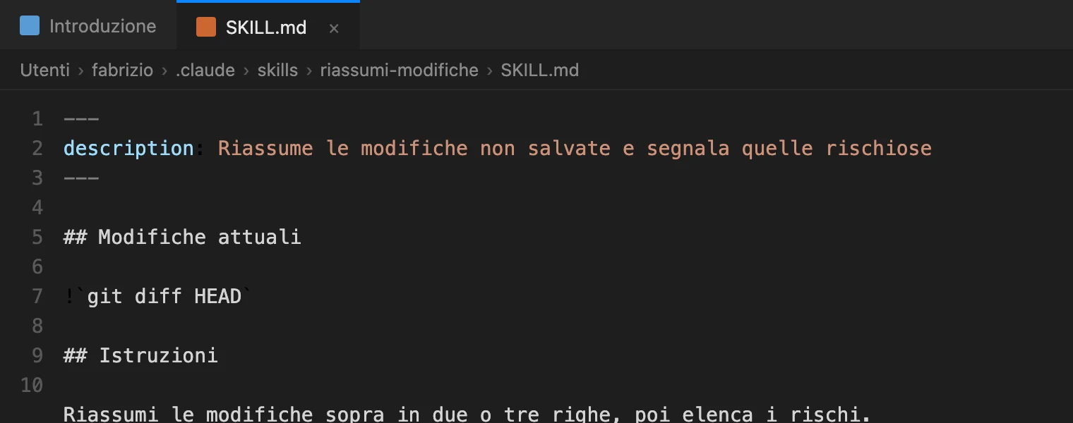 Il file SKILL.md di un comando personalizzato aperto in un editor, con l'intestazione (description) e le istruzioni sotto