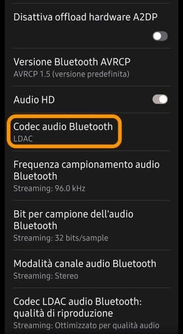 Le Opzioni sviluppatore di un telefono Android, in italiano: la voce «Codec audio Bluetooth», cerchiata, indica il codec in uso con le cuffie collegate — qui LDAC. Sotto si vedono la frequenza di campionamento a 96 kHz, i 32 bit per campione e la qualità di riproduzione. Le etichette possono cambiare da un produttore all’altro