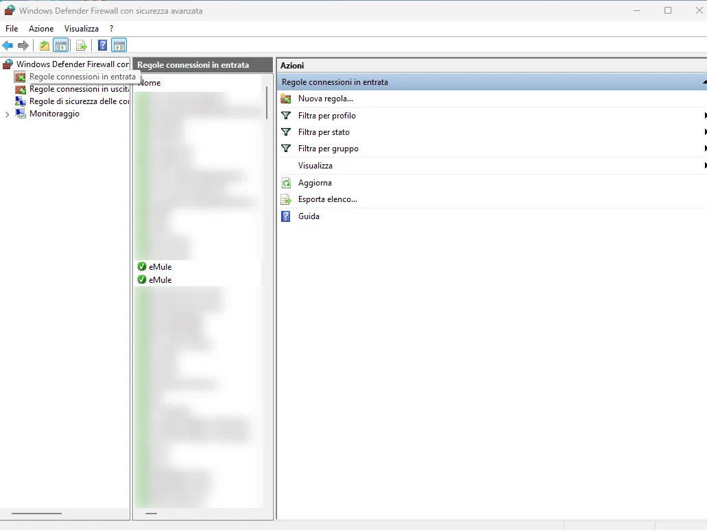 Windows Defender Firewall, regole connessioni in entrata: le due regole «eMule» che consentono la connessione (le altre righe sono sfocate)