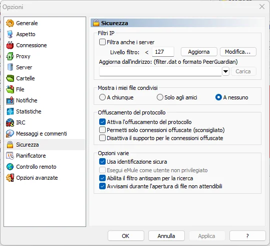 Opzioni → Sicurezza di eMule: la casella «Filtra anche i server» (da spuntare), il livello del filtro IP e «Mostra i miei file condivisi: A nessuno»