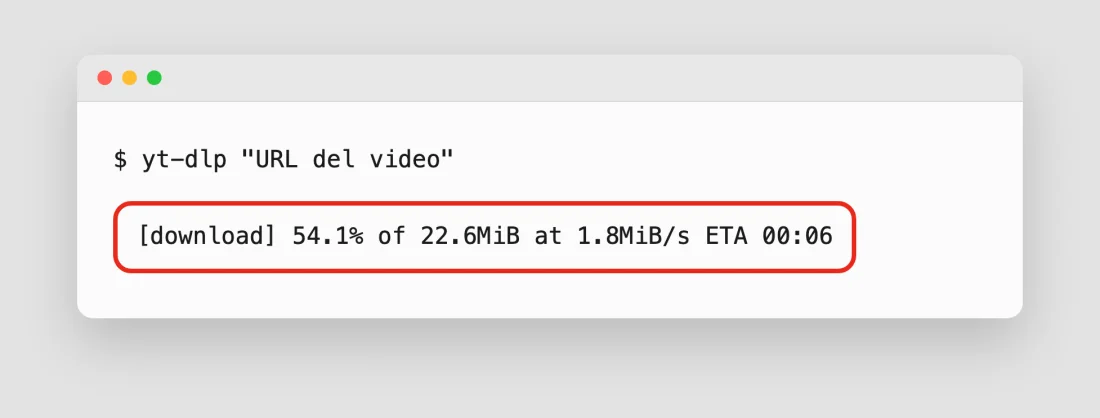 Illustrazione ricostruita: il Terminale con il comando yt-dlp lanciato su un link e il download del video in corso, con la percentuale e la velocità di scaricamento