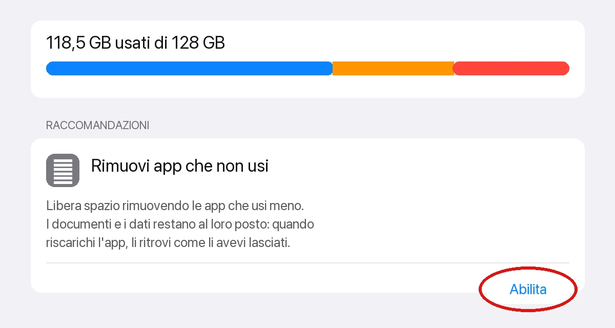 Illustrazione ricostruita della schermata Impostazioni → Generali → Spazio [dispositivo]: il riquadro «Rimuovi app che non usi» con il pulsante «Abilita» cerchiato