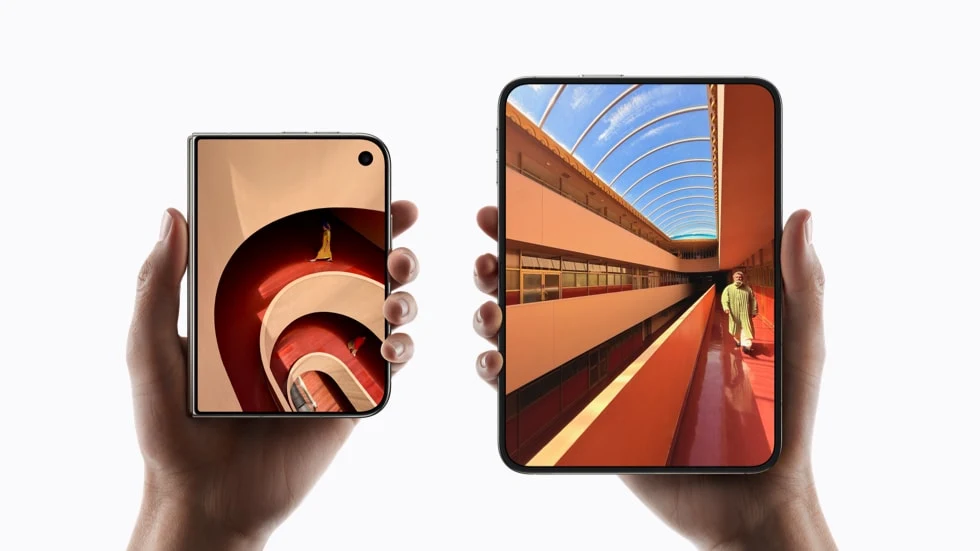 iPhone Duo chiuso (a sinistra) e aperto (a destra), uno accanto all’altro: da chiuso è un telefono stretto e alto, da aperto uno schermo quasi quadrato. Immagine ufficiale Apple (newsroom, 9 settembre 2026)