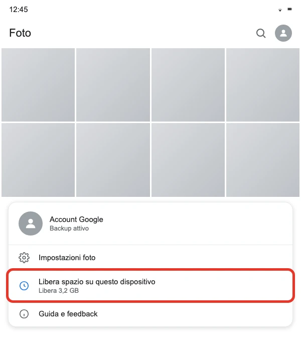 Ricostruzione di Google Foto, menu del profilo con la voce «Libera spazio su questo dispositivo» e l'indicazione di quanto si libera