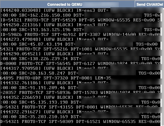 La console KVM di un VPS OVHcloud, aperta dal pannello del fornitore: è uno schermo e una tastiera collegati alla macchina, che funzionano anche quando SSH non risponde. Qui mostra il registro del firewall (UFW) che blocca i tentativi di connessione dall’esterno. Nome del server, indirizzo del VPS e dati di rete sono sfocati