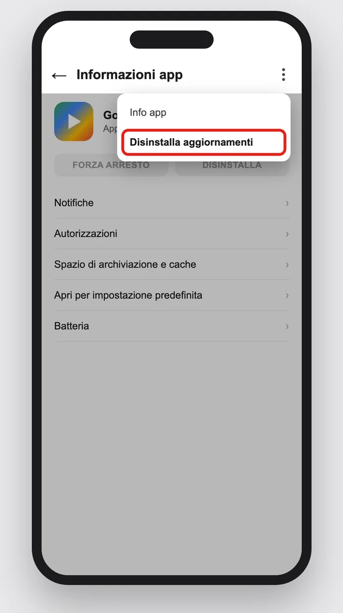 La schermata «Informazioni app» del Play Store, con il menu «Altro» (i tre puntini in alto a destra) aperto e la voce «Disinstalla aggiornamenti» evidenziata. Illustrazione ricostruita: non è uno screenshot reale (le pagine ufficiali di supporto Google non mostrano questa schermata), ma riproduce fedelmente il percorso descritto nel passo qui sopra.