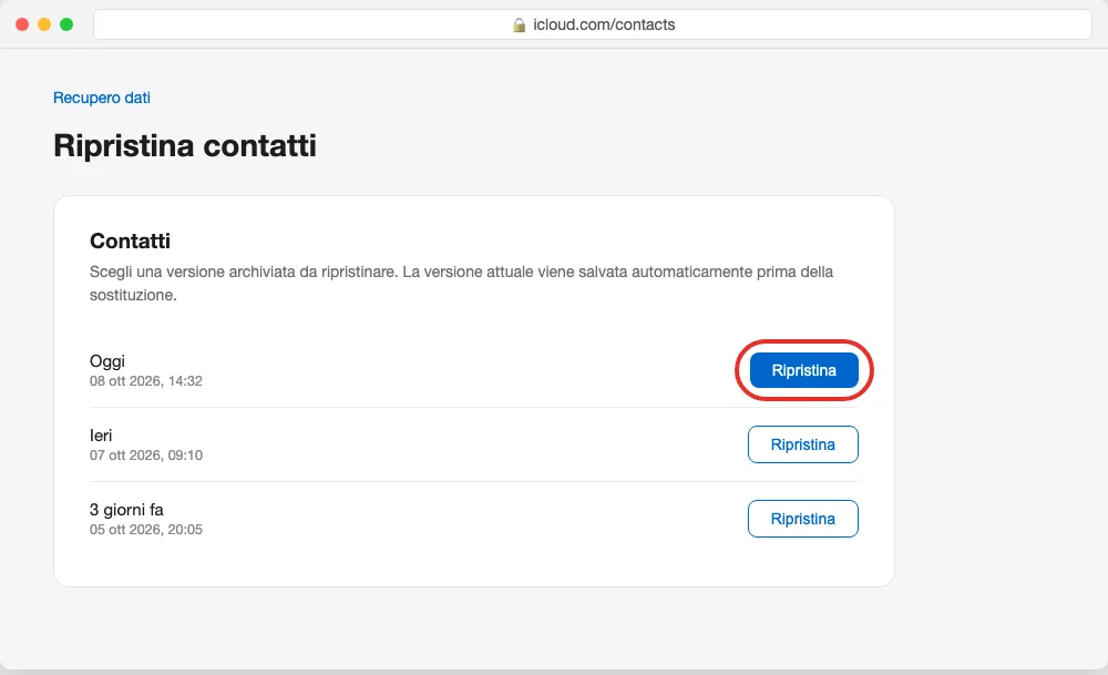 La pagina Recupero dati su icloud.com con l'elenco delle versioni archiviate dei Contatti, ognuna con il proprio pulsante Ripristina (illustrazione ricostruita, non uno screenshot vero: nessuna pagina ufficiale Apple mostra questa schermata esatta)