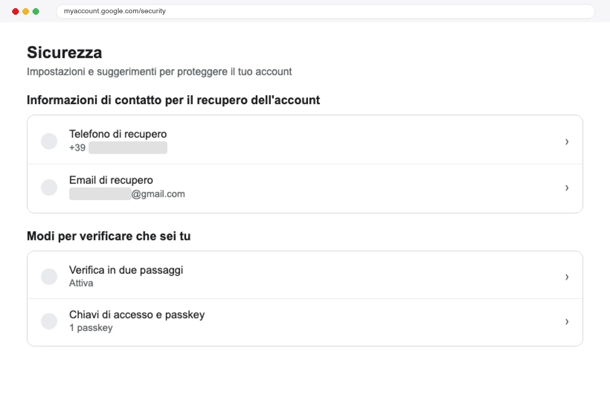 La pagina Sicurezza dell'Account Google con le informazioni di contatto per il recupero. Illustrazione ricostruita con dati finti fin dall'origine: nessun account vero coinvolto, quindi nessun dato da sfocare.