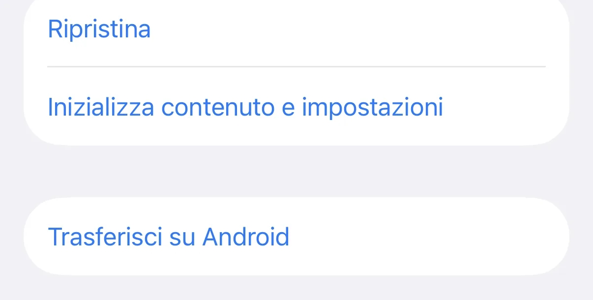 Impostazioni → Generali → Trasferisci o inizializza iPhone, con la voce «Inizializza contenuto e impostazioni» separata da «Ripristina»