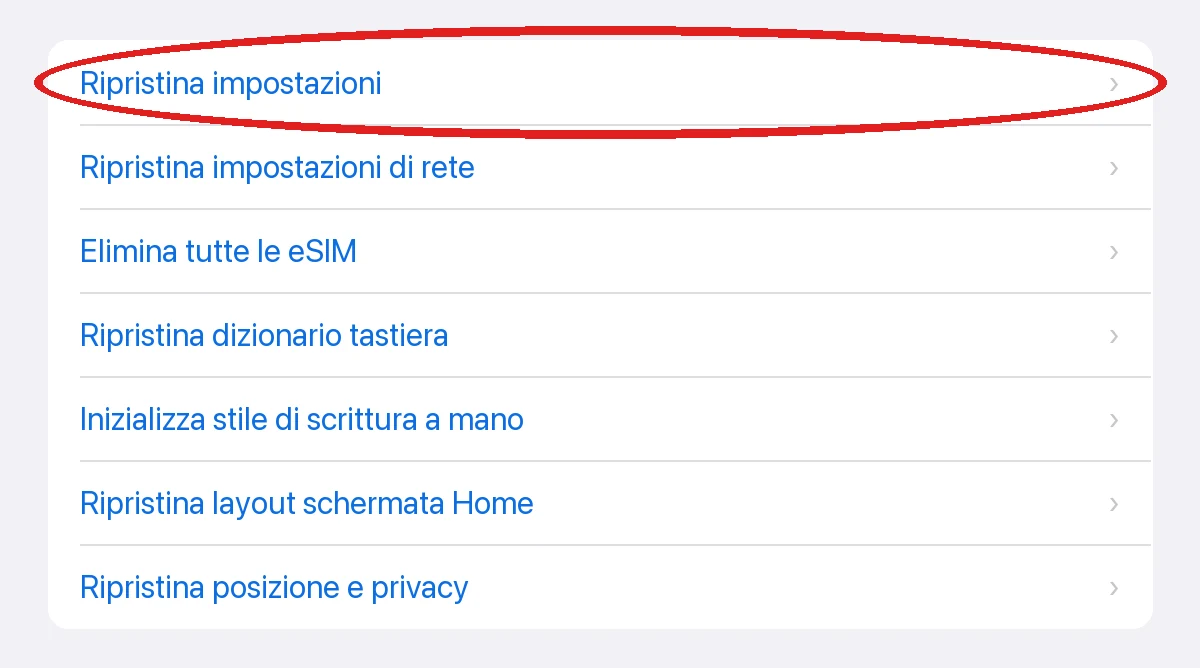 Il menu «Ripristina» in Impostazioni → Generali → Trasferisci o inizializza iPhone, con «Ripristina impostazioni» cerchiata: sopra tutte le altre voci di questo menu, nessuna cancella foto o app