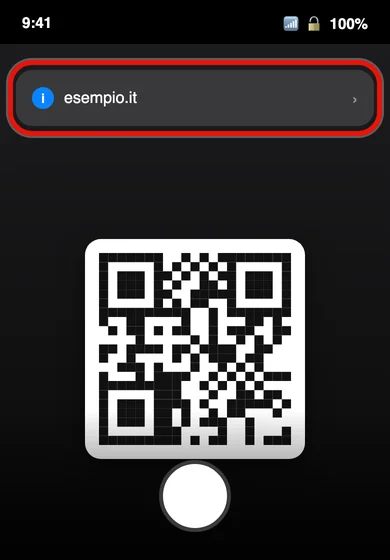 Illustrazione ricostruita della Fotocamera di iPhone: inquadrando un QR compare un banner col link sopra l'immagine, pronto da toccare