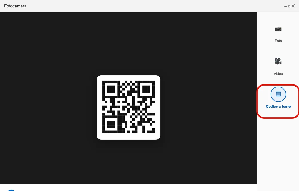Illustrazione ricostruita dell'app Fotocamera di Windows col pulsante «Codice a barre» selezionato e un QR inquadrato dalla webcam
