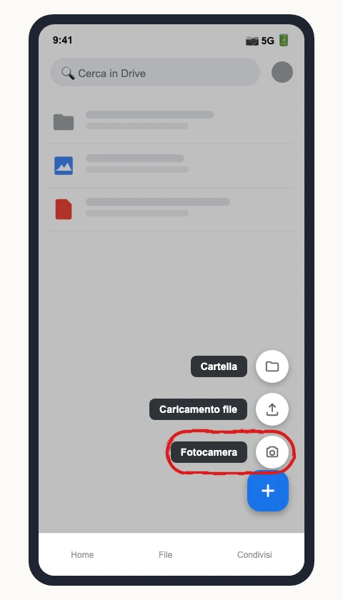 Illustrazione ricostruita: l'app Google Drive su Android con il menu aperto dal pulsante «+» e l'opzione «Fotocamera» cerchiata in rosso, in basso a destra