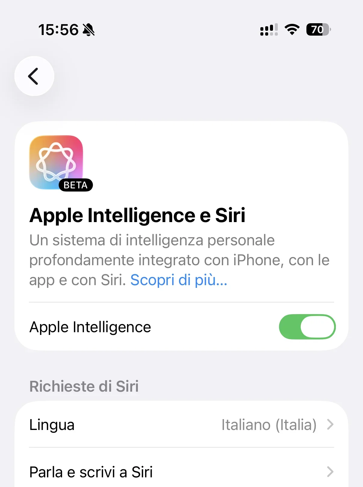 La schermata «Apple Intelligence e Siri» in Impostazioni, con Siri già attivo: il pulsante «Attiva Siri» non compare più, sostituito dall'elenco «Richieste di Siri» — quel pulsante si vede solo quando Siri è ancora spento