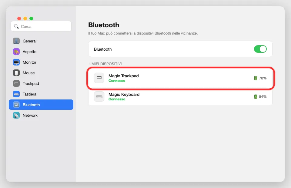 Il pannello Impostazioni di Sistema → Bluetooth su Mac, con un Magic Trackpad elencato fra «I miei dispositivi» con lo stato «Connesso» e la percentuale di batteria (illustrazione ricostruita)