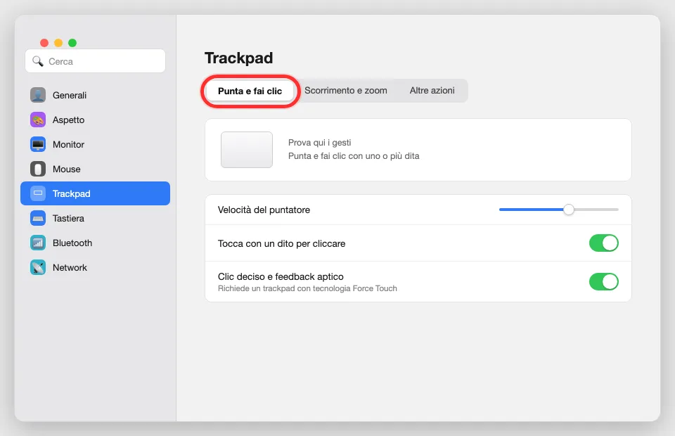 Il pannello Impostazioni di Sistema → Trackpad su Mac, sezione «Punta e fai clic» selezionata, con la velocità del puntatore e gli interruttori «Tocca con un dito per cliccare» e «Clic deciso e feedback aptico» (illustrazione ricostruita)