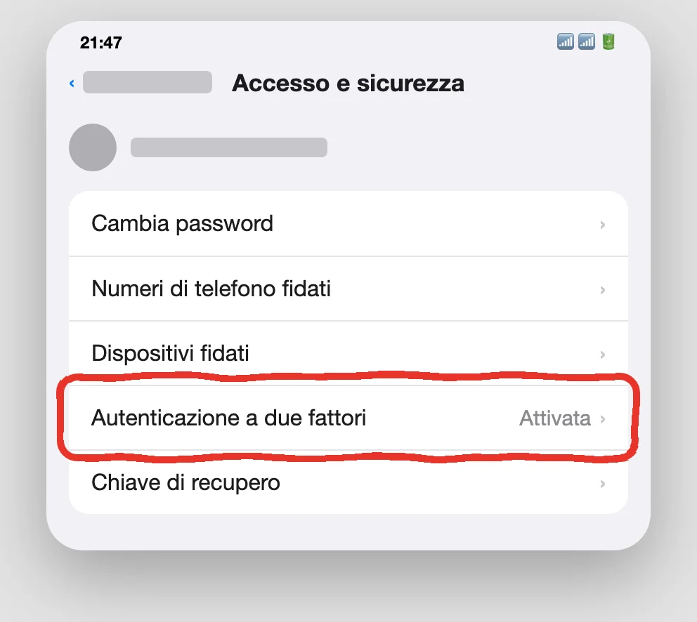 La schermata Accesso e sicurezza nelle Impostazioni dell'iPhone, con la voce Autenticazione a due fattori (illustrazione ricostruita)