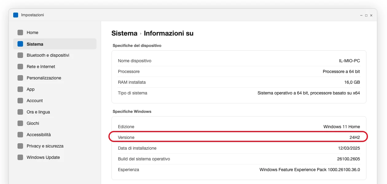 Impostazioni → Sistema → Informazioni su, con la riga Versione evidenziata (ricostruzione, non una schermata reale: nessuna pagina ufficiale Microsoft mostra questo schermo esatto)