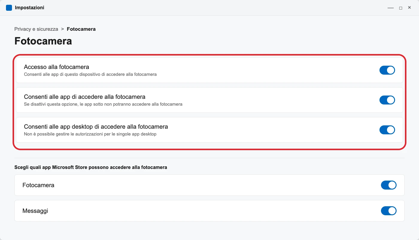 Windows, Impostazioni → Privacy e sicurezza → Fotocamera, con i tre interruttori accesi: Accesso alla fotocamera, Consenti alle app di accedere alla fotocamera e Consenti alle app desktop di accedere alla fotocamera. Illustrazione ricostruita, non uno screenshot reale.